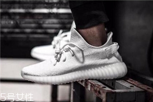 運(yùn)動(dòng)鞋可以用水泡嗎？切忌長(zhǎng)時(shí)間浸泡