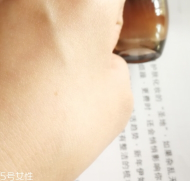 雅詩蘭黛精華液多少錢？年輕肌膚的秘密