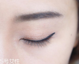 內(nèi)雙怎么畫眼影？使用啞光OR微珠光眼影