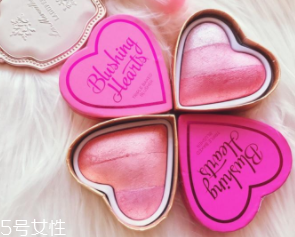 makeup revolution心形腮紅好用嗎？微閃蜜桃色彩