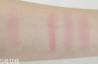 makeup revolution心形腮紅好用嗎？微閃蜜桃色彩