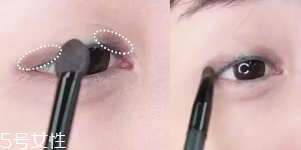眼皮腫適合什么眼影？選用啞光色避開珠光色