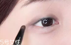 眼皮腫適合什么眼影？選用啞光色避開珠光色