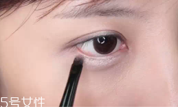 眼皮腫適合什么眼影？選用啞光色避開珠光色