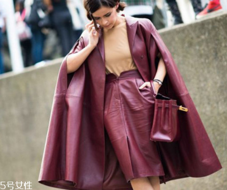 酒紅色衣服怎么搭配？女人味十足的冬日穿搭