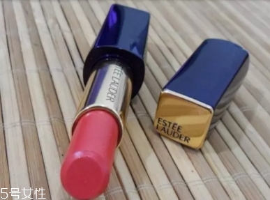 雅詩(shī)蘭黛330和320哪個(gè)好看？?jī)A慕唇膏一見(jiàn)傾心