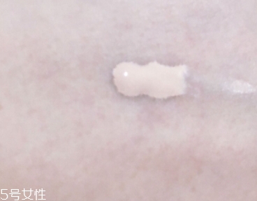 雅詩蘭黛粉底液和bb霜哪個好？