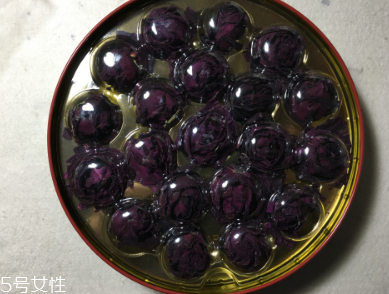 墨紅玫瑰和金邊玫瑰哪個(gè)好？墨紅玫瑰更勝一籌