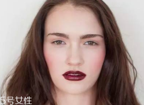 腮紅和口紅如何搭配？色彩不要太多