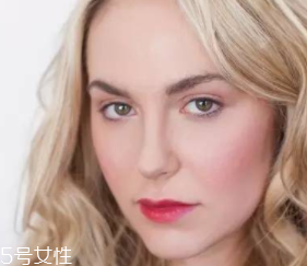 腮紅和口紅如何搭配？色彩不要太多