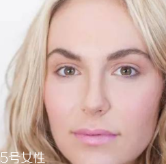 腮紅和口紅如何搭配？色彩不要太多