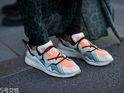 運動鞋鞋底響怎么辦？可能是進水了