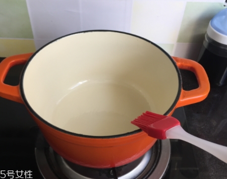 琺瑯鍋和玻璃鍋哪個(gè)好？附上用琺瑯鍋燒菜過程