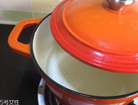 琺瑯鍋和玻璃鍋哪個(gè)好？附上用琺瑯鍋燒菜過程