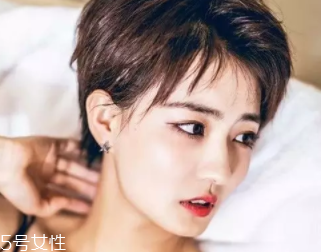 方形臉適合什么發(fā)型？卷曲長發(fā)柔和臉部輪廓