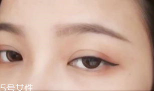 眼線畫(huà)歪了怎么辦？干脆暈成煙熏妝