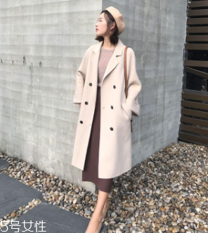 白領(lǐng)女性赴約穿什么好？長款氣質(zhì)大衣有格調(diào)和氣質(zhì)