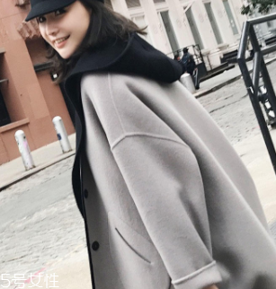 白領(lǐng)女性赴約穿什么好？長款氣質(zhì)大衣有格調(diào)和氣質(zhì)