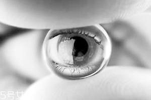 怎么確定隱形眼鏡掉了？蒙著一邊眼睛測視力
