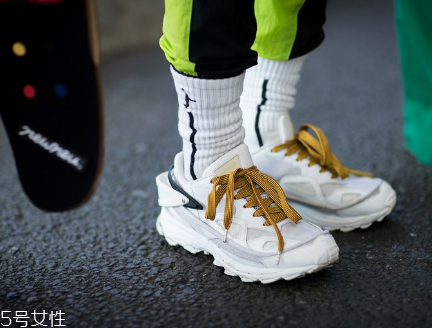 運(yùn)動鞋不防滑怎么辦？一盒創(chuàng)可貼就能解決