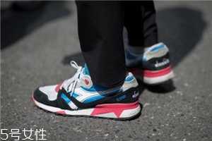 運(yùn)動鞋不防滑怎么辦？一盒創(chuàng)可貼就能解決