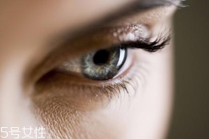 冬天用什么眼霜？抗皺眼霜對抗干燥肌