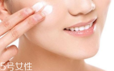 隔離霜可以直接涂在臉上嗎？要用補(bǔ)水產(chǎn)品打底才好