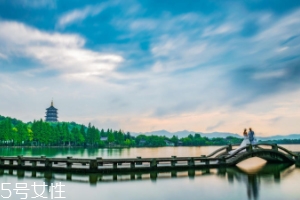 2018春節(jié)去杭州旅游帶什么防曬？防曬噴霧最方便