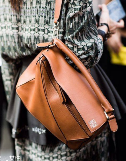 loewe是幾線品牌？時(shí)尚界的it bag