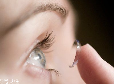 美瞳一天戴多長時間？美瞳的正確佩戴方法