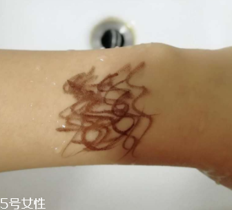 kiss me眼線筆怎么卸？卸妝水直接擦拭即可