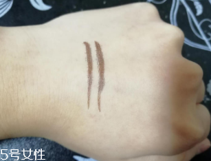 kiss me眼線筆怎么卸？卸妝水直接擦拭即可