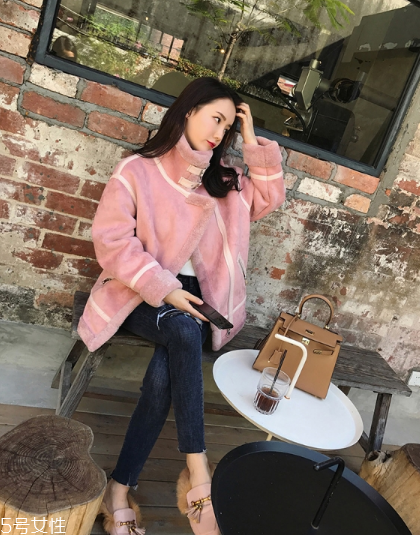 粉色外套怎么搭配？粉嫩少女系穿搭