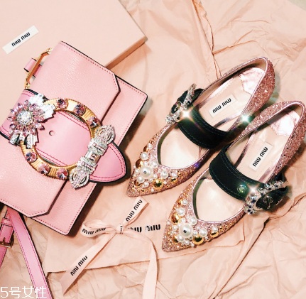 miumiu是幾線品牌？最具有少女心的時尚品牌