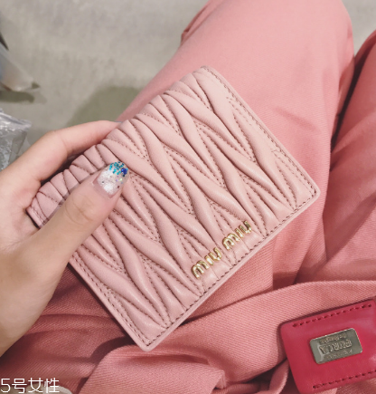 miumiu是什么旗下的？明星偏偏鐘愛它