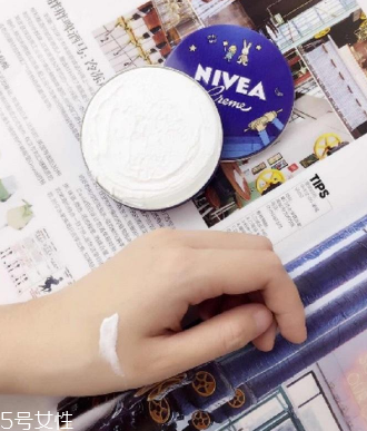 妮維雅小藍罐很油嗎？清爽不油膩