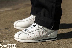 運(yùn)動(dòng)鞋腳面緊怎么處理？千萬不要勉強(qiáng)穿