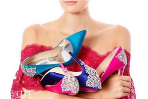badgley mischka鞋子偏大嗎？時尚與奢華并存的紅毯戰(zhàn)靴