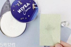 妮維雅小藍罐很油嗎？清爽不油膩