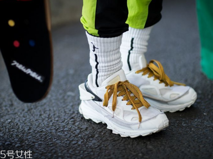 運動鞋洗完發(fā)臭怎么辦？鞋子洗完一定要曬干