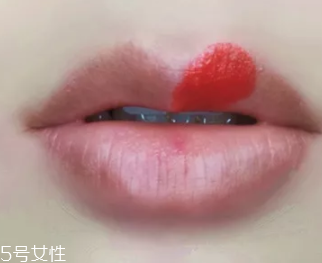 絲絨口紅和啞光哪個好？正式場合用啞光