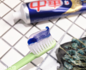 美白牙膏有用嗎？中華魔麗迅白牙膏評(píng)測(cè)