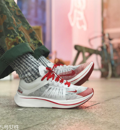 運動鞋比皮鞋大一碼還是小一碼？