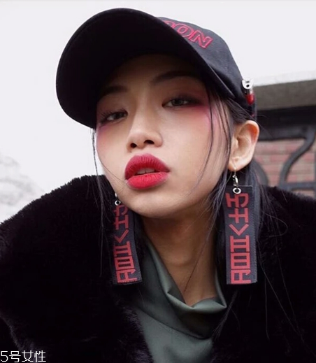 女生怎么穿有個(gè)性？做個(gè)性感又迷人的酷girl