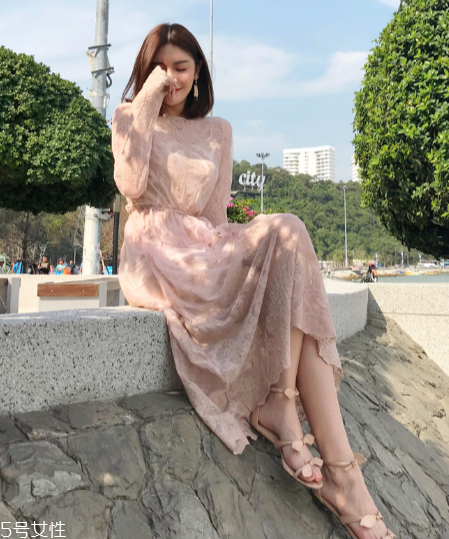 春天穿什么款式連衣裙好看？讓你早春美翻天