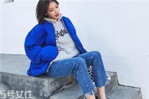 牛仔褲可以配皮鞋嗎？搭出時(shí)尚街拍范兒