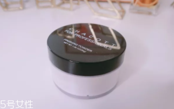 蜜粉能用在嘴唇上嗎？打造啞光唇妝