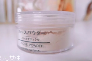 蜜粉能用在嘴唇上嗎？打造啞光唇妝