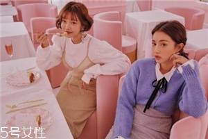 紫色針織衫怎么搭配？開(kāi)春穿出浪漫甜美氣息