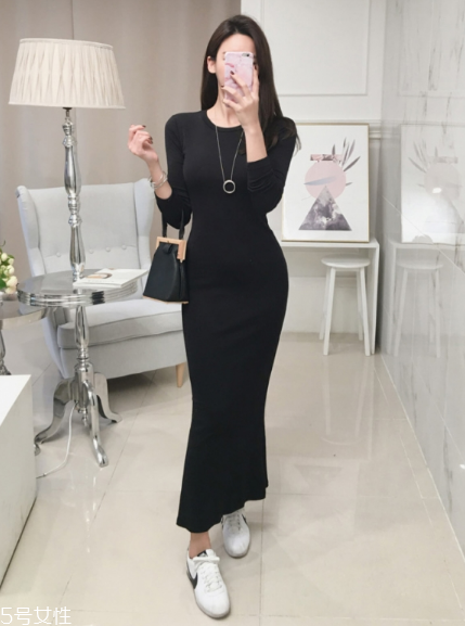 黑色針織連衣裙配什么鞋子？微胖女生也能駕馭